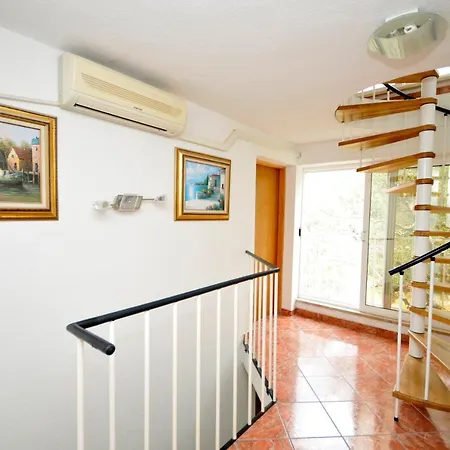 Holiday House Mili